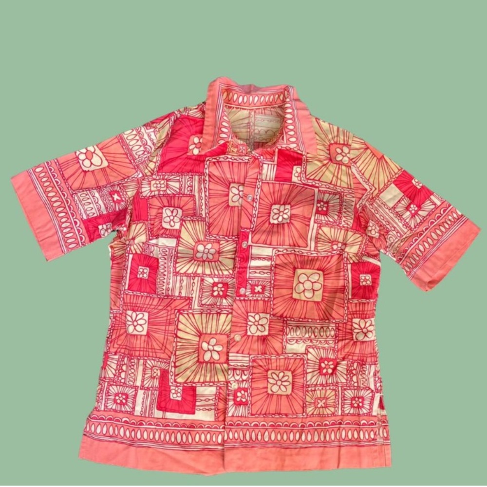 Vintage 70s pink floral print short sleeve button down
Would best fit a size XS